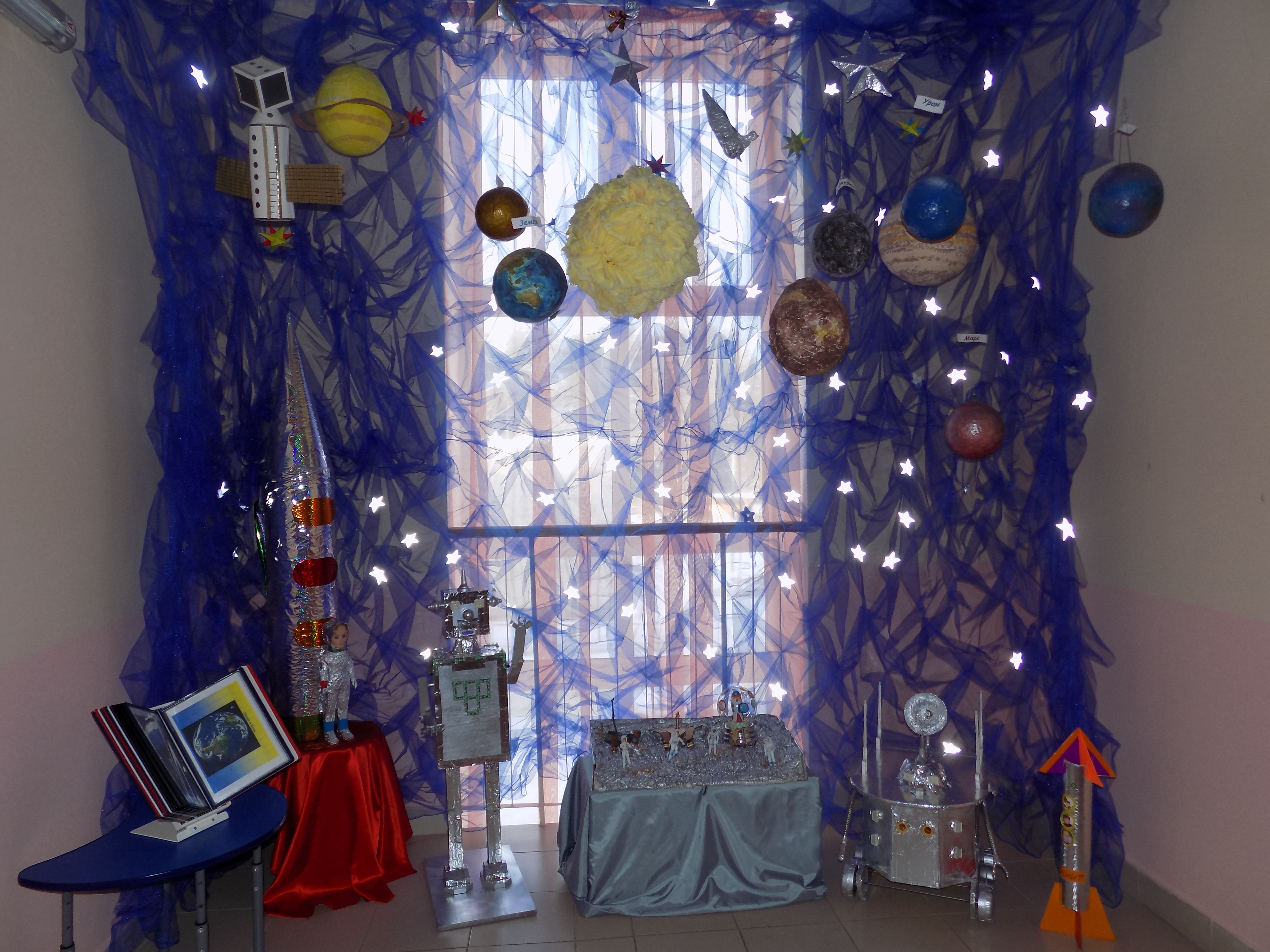 Оформление зала день космонавтики в детском саду. Украшение зала космос. Украшение группы на тему космос. Фотозона космос в детском саду. Украшения ко Дню космонавтики.