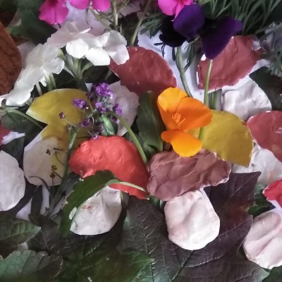 Осенняя корзинка цветов и грибов