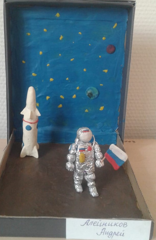 Космонавт своими руками в детский сад. Поделка космос. Поделки на космическую тему. Поделка космонавт.