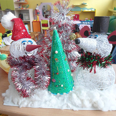 Снеговик и мышонок возле новогодней елки